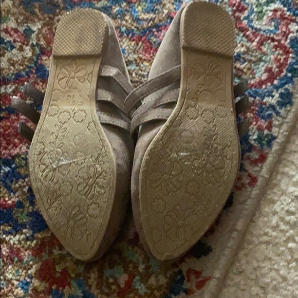 TAN FLATS - Picture 2 of 2